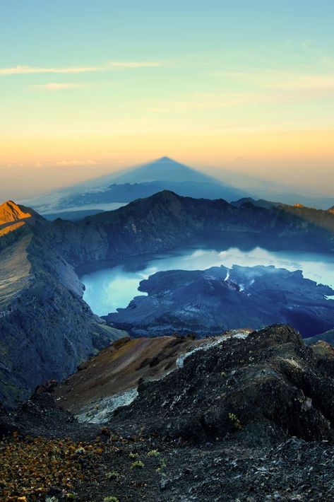 Mount Rinjani Lombok, Gunung Rinjani Aesthetic, Rinjani Mountain Wallpaper, Hip Wallpaper, Rinjani Mountain, Mount Rinjani, World Wonders, Wallpaper Travel, Mountain Aesthetic