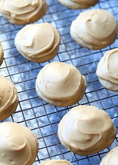 Soft Banana Cookies with Salted Caramel Frosting from @cookiesandcups Banana Cookie Recipe, Amazing Cookie Recipes, Cookies And Cups, Salted Caramel Frosting, Drop Cookie Recipes, Frosted Cookies, Salted Caramel Cookies, Banana Dessert Recipes, Caramel Frosting