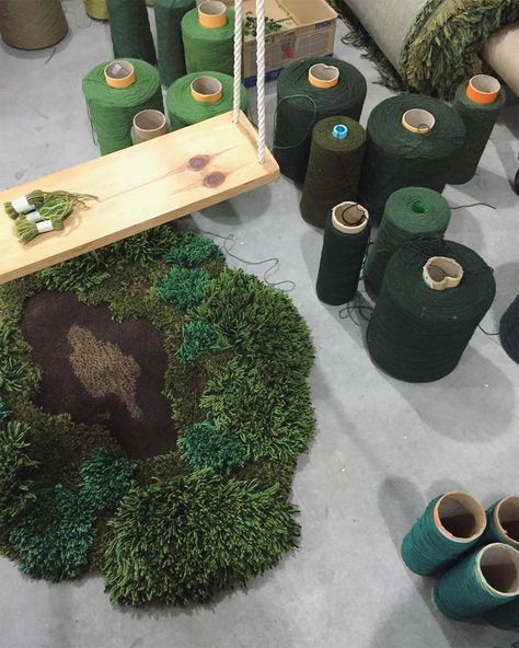 Argentinean artist Alexandra Kehayoglou (previously) produces handmade wool rugs that appear like aerial snapshots of dreamy pastoral landscapes. Mimicking lush environments filled with trees and moss, her hand-tufted works can take up to several months to complete depending on size. One of her most Yarn Moss Rug, Moss Rug, Diy Yarn, Diy Rug, Weaving Art, Tapestry Weaving, Handmade Wool Rugs, On The Floor, Cool Rugs