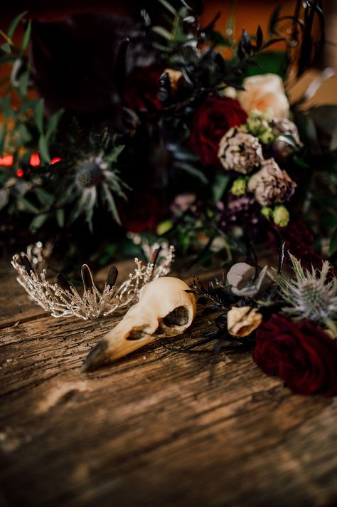 Modern Gothic Wedding Ideas ⋆ Unconventional Wedding Moody Tablescape, Blood Orange Cocktail, Halloween Eve, Halloween Tablescape, Orange Cocktails, Fall Dinner Party, Halloween Party Dinner, Dinner Party Table, Goth Wedding