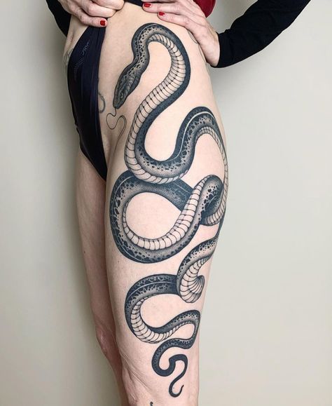 Snake hip & leg tattoo by Mo Ducommun, an artist at Jardin Electrique private studio in Lucerne, Switzerland. Snake Thigh Tattoo, Best Tattoo Ideas For Men, Tattoo Dotwork, Snake Tattoo Design, Chinese Tattoo, Back Of Shoulder Tattoo, Sketch Tattoo Design, Leg Tattoos Women, Leg Tattoo Men