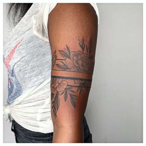 Armband Tattoo For Ladies Armband Tattoo Frau, Arm Cuff Tattoo, Armband Tattoos For Men, Tattoo Band, Around Arm Tattoo, Cuff Tattoo, Band Tattoos, Tattoo Minimal, Aesthetic Tattoos