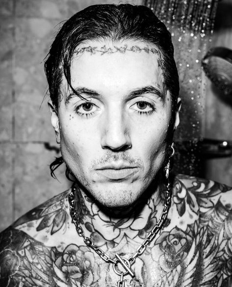 Oly Sykes, Oliver Sykes Tattoos, Ollie Sykes, Oli Skyes, Bmth Tattoo, Emo Boyfriend, Oli Sykes, Oliver Sykes, Vulture Culture