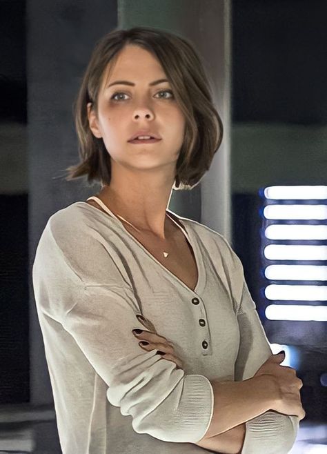 Thea Queen Hair Short, Willa Holland Short Hair, Alex Vlasic, Willa Holland, Thea Queen, French Bob, Queen Hair, Style Aesthetic, Gilmore Girls