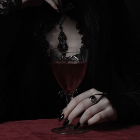 Vamp Aesthetic, Dr Mundo, Evelynn League Of Legends, Walburga Black, Vampire Core, Vampire Vibes, Victorian Vampire, Vampire Gothic, Yennefer Of Vengerberg