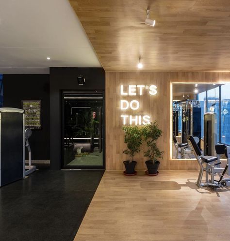 Group Fitness Room Design, Modern At Home Gym, Brick Gym Interior Design, Ballet Barre Home Gym, Exercise Studio Design, Fitness Space Design, Physio Gym Design, Gym Gallery Wall, Aesthetic Gym Interior