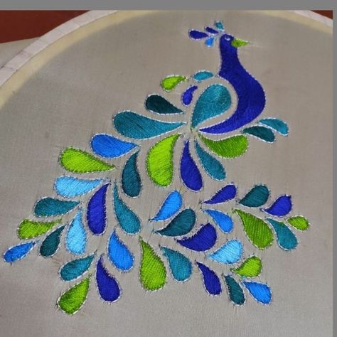 Satinstich Embroidery Design, Flowers Embroidery Pattern, Bird Embroidery Pattern, Peacock Embroidery Designs, Colorful Peacock, Birds Embroidery Designs, Hand Beaded Embroidery, Hand Embroidery Patterns Flowers, Embroidery Stitch