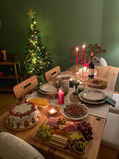 Christmas Traditional Food, Dinner Aesthetic Home, Dinner Buffet Ideas At Home, Christmas Dinner Aesthetic, Christmas Dinner Buffet, Instagram Istanbul, Christmas Buffet, Christmas Decorations Apartment, Thanksgiving 2024