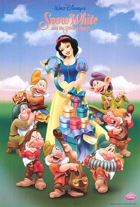 Snow White with dwarfs and presents. Disney Birthday Card, Snow White 1937, Snow White 7 Dwarfs, Disney Poster, Walt Disney Princesses, Snow White Seven Dwarfs, Disney Princess Snow White, Snow White Disney, Disney Cards