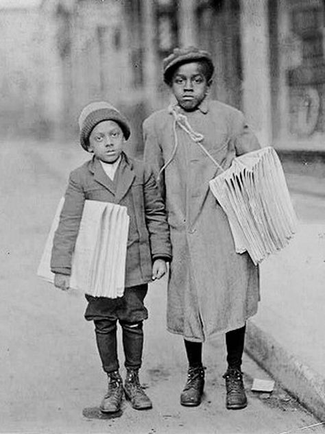 Lewis Hine, Vintage Children Photos, Black Heritage, Paper Boy, American Photo, Wilde Westen, Foto Vintage, Photo Vintage, African History