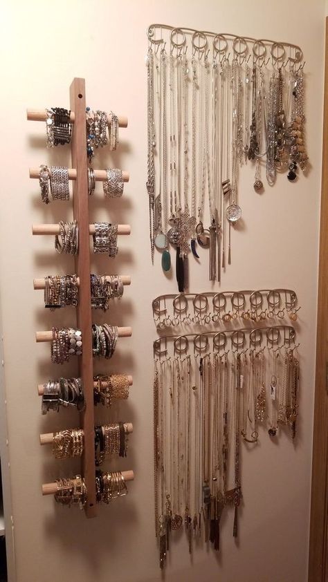 Bracelet Holder Diy, Diy Bracelet Holder, Organized Jewelry, Jewelry Storage Wall, Butik Design, Jewerly Organizer, Jewelry Storage Diy, Vintage Jewelry Diy, Jewerly Displays