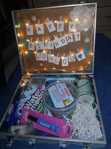 Shoebox Birthday Gift Ideas, Happy Birthday Shoes, Vsco Lifestyle, Birthday Gift Surprise, Cute Best Friend Gifts, Suprise Birthday, 17th Birthday Gifts, Anniversaire Diy, Wonderful Friend