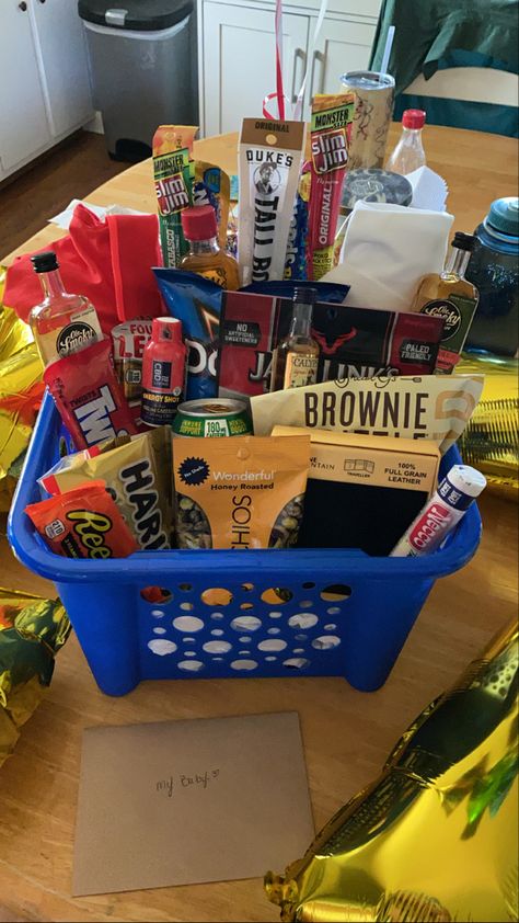 Mens Gifts Basket, Snack Gift Basket Ideas Birthday, Brother Birthday Basket, Dad Birthday Basket, Mens Birthday Gift Baskets, Gift Basket Ideas For Men Boyfriends Birthdays, Husband Birthday Basket, Guy Gift Basket Ideas, Snack Basket For Boyfriend