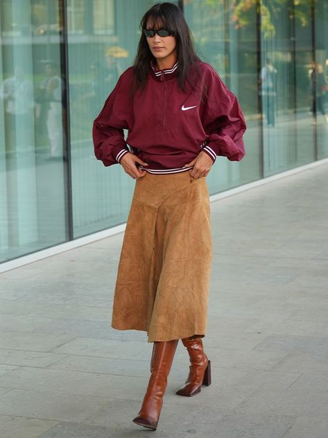 Bella Hadid Just Wore the Perfect Skirt-and-Boot Outfit I'll Copy This Autumn Suede Skirt Outfit, Midi Skirt And Boots, Dark Green Skirt, Khakis Outfit, Leather Midi Skirt, Trending Boots, Suede Skirt, Fall Skirts, Autumn Outfit