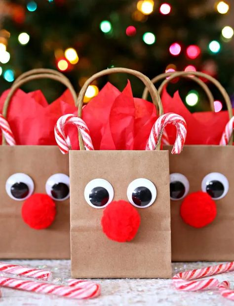 Reindeer Gift Bags, Making Snowflakes, Joululahjat Diy, Reindeer Craft, Reindeer Gifts, Fun Christmas Crafts, Christmas Classroom, Homemade Christmas Gifts, Christmas Crafts For Kids