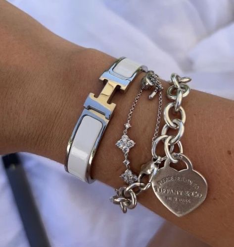 Tiffany Silver Jewelry, Silver Bracelet Stack, Silver Jewlery, Preppy Jewelry, Wrist Jewelry, Luxe Jewelry, Tiffany Jewelry, Jewelry Accessories Ideas, Dope Jewelry