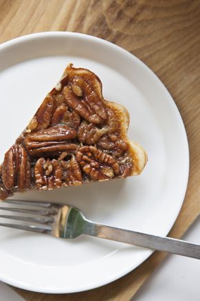 Paula Deen Pecan Pie, Pecan Pie Paula Deen, Pecan Pie Recipe Southern, Pecan Treats, Easy Thanksgiving Dessert Recipes, Southern Pecan Pie, Bourbon Pecan Pie, Thanksgiving Pie, Paula Deen Recipes