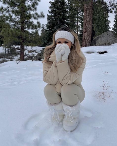 moon boots, set active, snow day, white fur snow boots, neutral outfit, neutral snow outfit Mode Au Ski, Vinter Mode Outfits, Snow Fits, Winter Outfits Korean, Looks Adidas, 00s Mode, Winter Princess, Winter Outfits Aesthetic, Mode Grunge