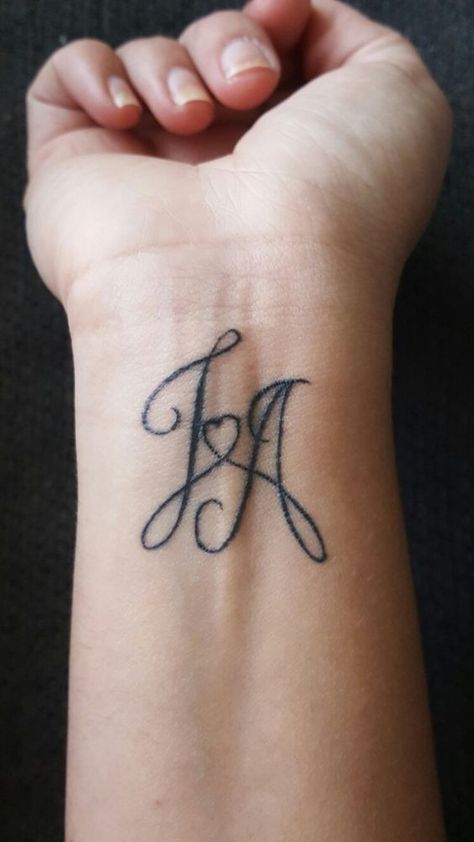 Initial Tattoo Designs, Diy Tattoo Permanent, Heart Tattoo Wrist, J Tattoo, Letter Tattoo, Small Heart Tattoos, Herz Tattoo, Sharpie Tattoos, Initial Tattoo