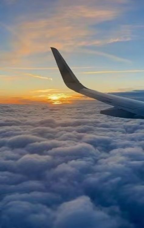 Airplane Clouds, Early Morning Flight, Morning Flight, Airport Aesthetic, Vision Board Images, Airplane Photography, Earth Pictures, Airport Photos, Cheap Flight Tickets