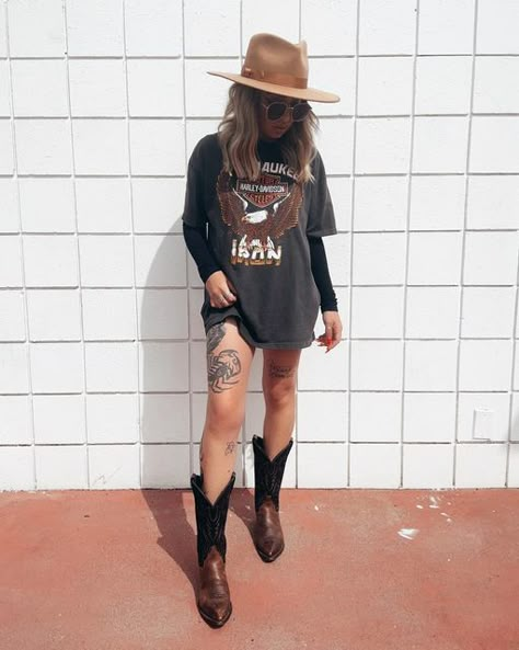 Long Tshirt Outfit, Black Western Outfit, Big Tshirt Outfit, Western Womens Fashion, Cowboy Boot Outfits, Western Boots Outfit, Outfits Con Camisa, Oversize Tshirt Outfits, Monday Outfit