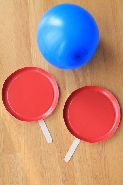 Ever Never Again: Up! Party  What to do the last day of school? Balloon Tennis, Babysitting Activities, Boredom Busters For Kids, Balloon Games, Boredom Busters, Games For Toddlers, Indoor Fun, Birthday Party Games, Baby Diy