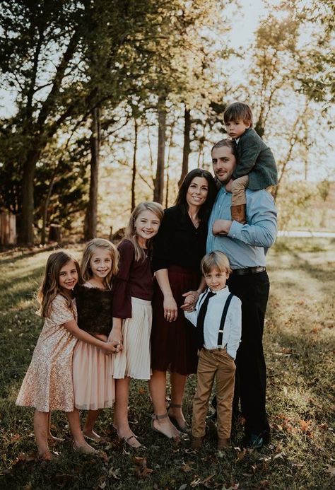 Large Family Photo Poses, Big Family Photo Shoot Ideas, Western Family Photos, Family Posing Guide, Large Family Photo, Large Family Photography, Family Photo Poses, Studio Family Portraits, Big Family Photos