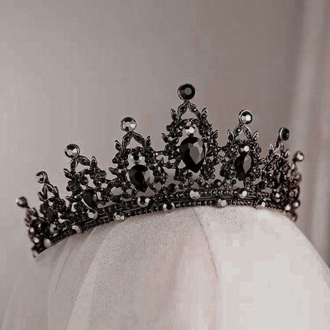 Black Queen Crown, Koleksi Parfum, Dark Wedding Theme, Quinceanera Crown, Crystal Crown Tiaras, Black Tiara, Crown Aesthetic, Quince Dress, Bride Tiara