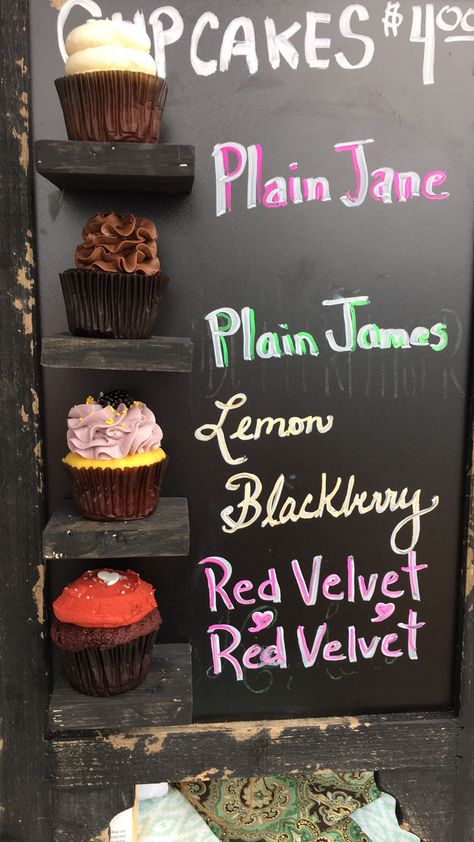 Cupcake display for the Rosemary Beach Farmer's Market! Bake Sale Displays, Farmers Market Stand, Bake Sale Packaging, Farmers Market Booth, Farmers Market Display, Cake Stall, Bakery Display, Cupcake Shops, Cupcake Display