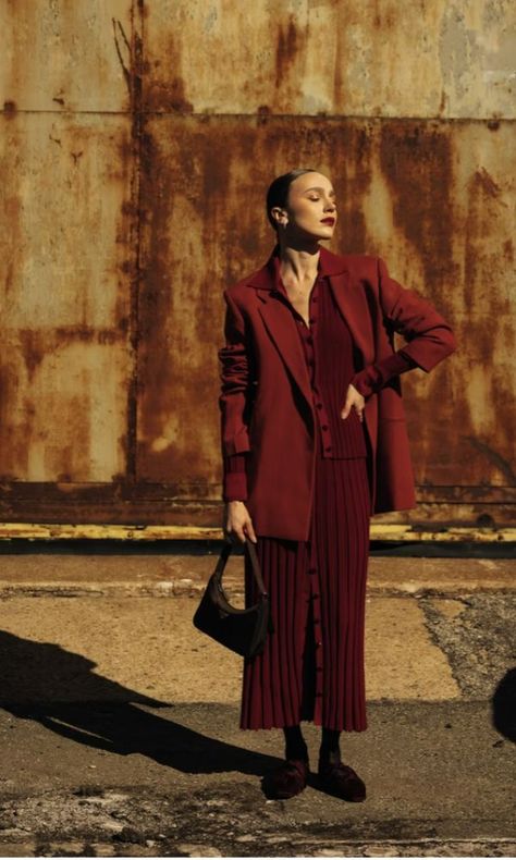 Head to toe red look. Dark red oversized blazer + burgundy button down ribbed knit cardigan with polo neck + matching burgundy ribbed knit button front maxi skirt + red velvet mary jane flat shoes + brown bag. 2022 street style fashion trends at New York fashion week #streetstyle #fashionweekstreetstyle #2022fashiontrends #newyorkfashionweek #fashionoutfits Cardigan Street Style, New York City Outfits, Dark Brown Cardigan, Red Bag Outfit, 2022 Street Style, Mary Jane Flat Shoes, Street Style Fall Winter, Burgundy Cardigan, Mary Jane Shoes Flat