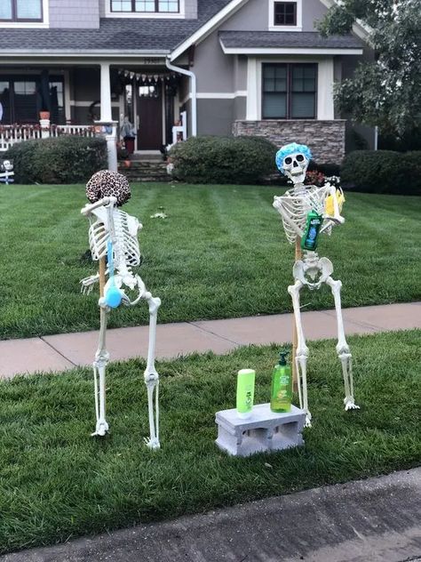 20+ Easy Outdoor Halloween Decorations to Make - HubPages Funny Skeleton Poses Halloween, Halloween Skeletons Yard Funny, Skeleton Scenes, Skeleton Display, Skeleton Poses, Front Yard Halloween Decorations, Easy Outdoor Halloween Decorations, Funny Halloween Decorations, Skeleton Decor