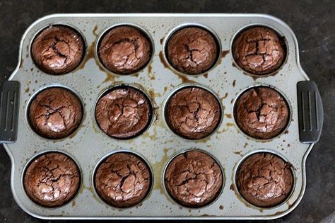 Easy Camping Food Ideas, Easy Camping Food, Mini Brownie Bites, Camping Food Ideas, Brownie Muffins, Peanut Butter Banana Muffins, Mini Brownies, Brownie Cups, How To Make Brownies