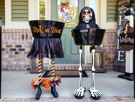 Halloween Candy Stand, Diy Halloween Desserts, Diy Dessert Stand, Candy Dish Diy, Diy Halloween Candy, Halloween Candy Bowl, Pumpkin Decorating Ideas, Candy Stand, Halloween Entertaining