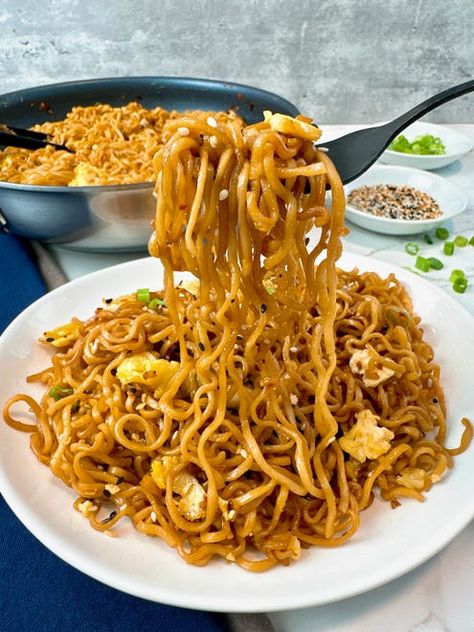 Healthy Ramen Noodle Recipes, Stir Fry Ramen Noodles, Tiktok Ramen, Top Ramen Recipes, Ramen Noodle Recipes Easy, Fried Egg Recipes, Ramen Dinner, Fried Ramen, Fried Pasta