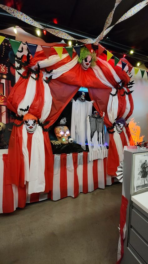 Clown Scene Haunted House, Halloween Yard Decorations Scary, Trunk Or Treat Ideas For Cars Pennywise, Halloween Clown Theme Decorations, Circus Entrance Decoration, Halloween Cage Diy, Clown Halloween Outdoor Decorations, Scary Clown Door Decoration, Scary Circus Trunk Or Treat