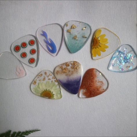 Resin Guitar Pick Ideas, How To Make A Guitar Pick, Aesthetic Guitar Picks, Guitar Pick Design, Cute Guitar Picks, Guitar Pick Aesthetic, Aesthetic Resin Art, Guitar Picks Aesthetic, Resin Guitar Pick