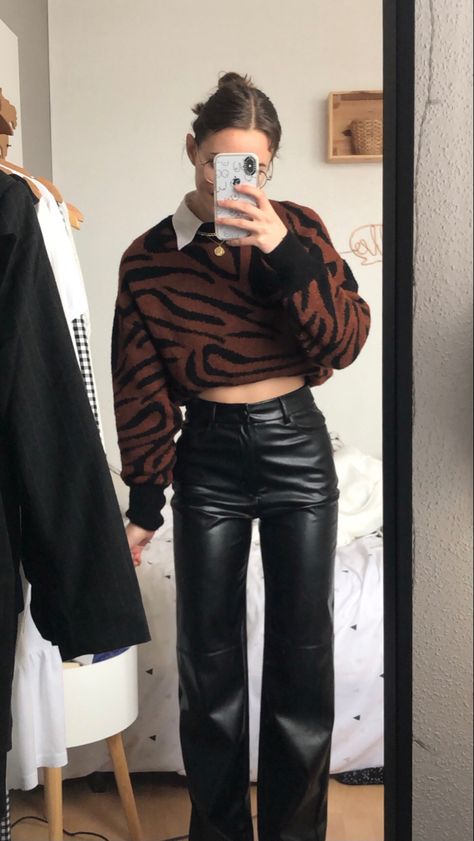 Leather Pants Grunge Outfit, Aesthetic Leather Pants Outfit, Leather Pants Aesthetic Outfit, Lunch Winter Outfit, Leder Pants Outfits, Leather Pants Outfit Aesthetic, Outfits Inspo Aesthetic, How To Style Leather Pants, Style Leather Pants