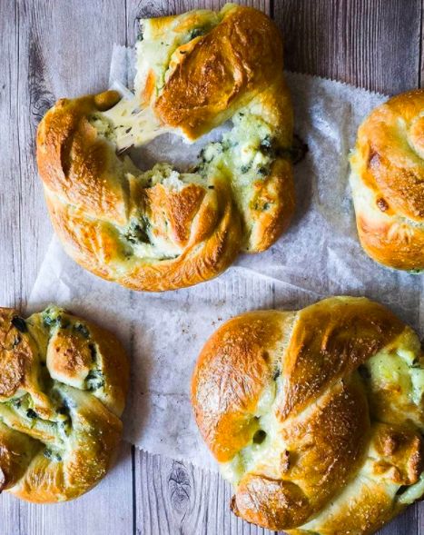 Cheesy Spinach Dip, Stuffed Pretzels, Auntie Anne, Pretzel Dough, Yummy Bread, Cheesy Spinach, Buttered Vegetables, Baking Soda Bath, Spinach Feta