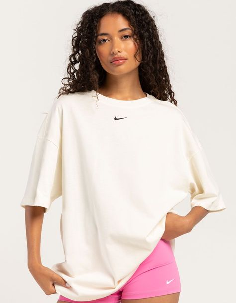 Womens Nike Shirts, Nike Tee Outfit, Tshirt White Outfit, Nike Graphic Tees, Nike T Shirts Women, Nike Shirt Outfit, Nike Clothes Women, Simple Graphic Tees, Gym Shirts For Women