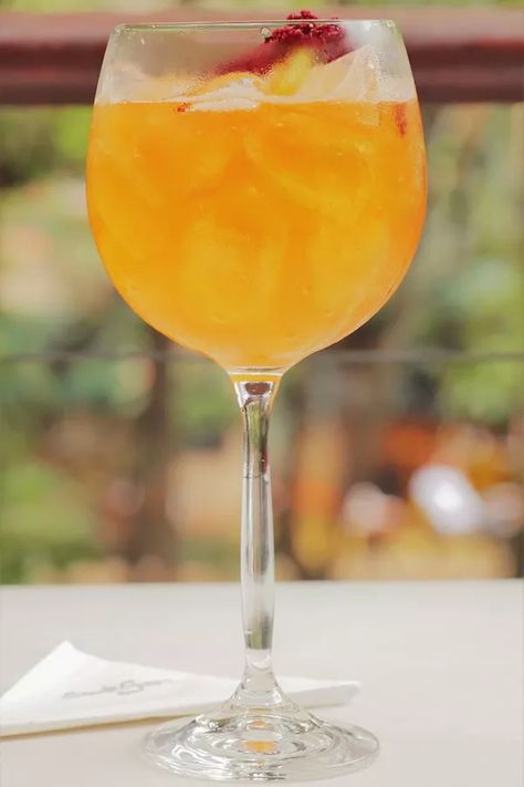 Não é só com tônica! Aprenda 10 receitas de drinks com gin | Gastronomia | Glamour Bebida Gin, Gin Drink Recipes, Rainbow Drinks, Gin Recipes, Gin Drinks, Wedding Drink, Triple Sec, Food Goals, Fresh Juice