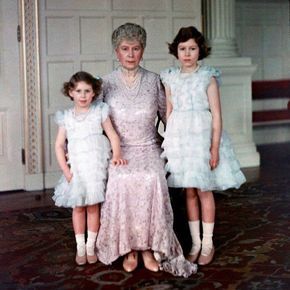 Queen Mary and her Grandchildren Princess Margaret & Elizabeth Elizabeth And Margaret, Elizabeth Queen, Princesa Elizabeth, Era Victoria, Margaret Elizabeth, Queen Elisabeth, Margaret Rose, Rainha Elizabeth Ii, English Royal Family