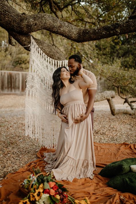 Outdoor Props For Photography, Boho Outdoor Photoshoot Setup, Rocio Rivera Photography, Boho Fall Mini Session, Pregnancy Picnic Photoshoot, Picnic Maternity Photoshoot, Maternity Picnic, Boho Maternity Photoshoot, Couple Maternity Poses