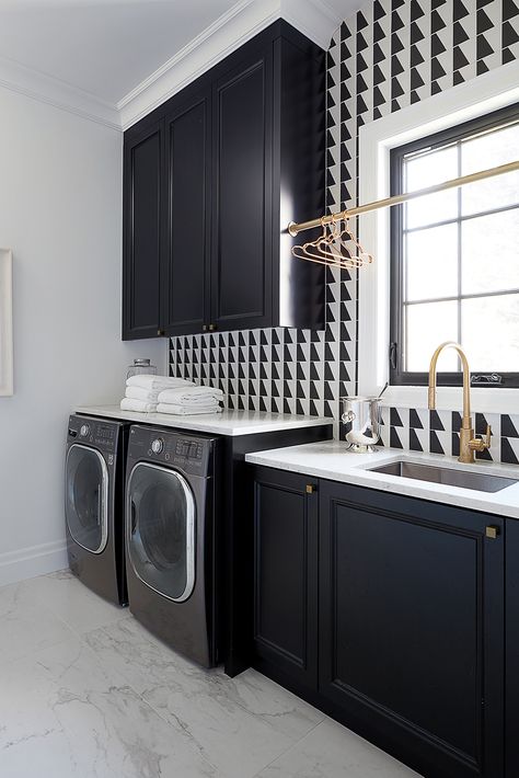 Modern laundry room with black and white patterned accent wall and brass hardware. Luxury Laundry Room, Mesh Drawers, Black And White Backsplash, Luxury Laundry, Laundry Room Tile, Custom Laundry Room, White Laundry Rooms, Suite Ideas, Organizational Tips