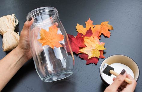 Mod Podge Leaves, Fall Crafts To Make, Leaf Mason Jar Candle, Fall Mason Jar Crafts, Fall Jars, Candles Art, Candle Holder Crafts, Leaf Candle, Crafts With Glass Jars