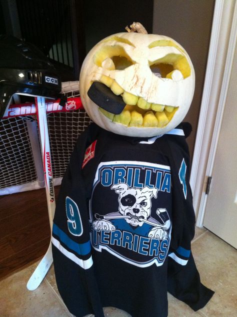 Hockey pumpkin! Hockey Halloween Decorations, Sports Pumpkin Carving, Hockey Pumpkin Carving Ideas, Hockey Trunk Or Treat, Hockey Pumpkin Carving, Hockey Halloween Costume, Hockey Pumpkin, Unique Halloween Makeup, Hockey Halloween