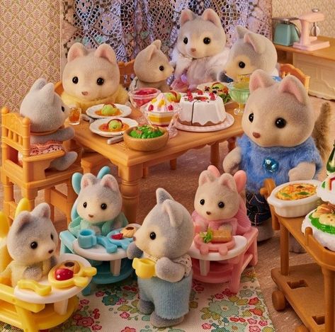 Baby Calico Critters, Calico Critters Aesthetic, Calico Critters House, Sylvanian Families House, Critters 3, Calico Critters Families, Calico Critter, Sylvanian Family, Lovely Family