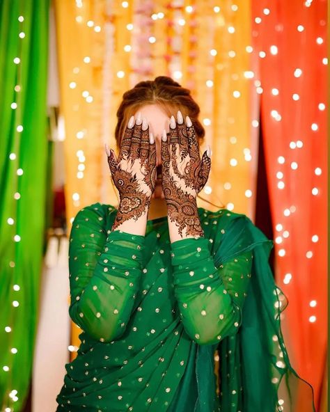 Rabeeca khan kashif #mehndinight 💚 Hussain Tareen, Rabeeca Khan, Engagement Mehndi, Pakistani Party Wear Dresses, Dps For Girls, Girls Dps, Stylish Mehndi, Pakistani Party Wear, Beautiful Casual Dresses