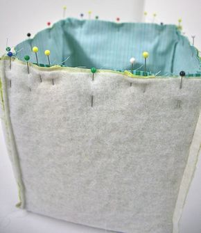 Fabric Basket Tutorial, Diy Sewing Gifts, Fabric Crafts Diy, Úložný Box, Sewing Supplies Storage, Sew Ins, Fabric Boxes, Sewing Baskets, Patchwork Bags