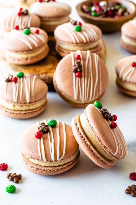 Gingerbread Macarons, Gingerbread Buttercream, Macarons Christmas, French Macaroon Recipes, Christmas Macarons, Macaron Flavors, Macaron Cookies, French Macaroons, Macaroon Recipes