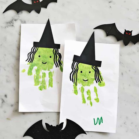 Hand Print Witch Craft, Hand Print Bats, Fall Hand Print Crafts For Kids, Witch Handprint, Halloween Kita, Halloweenpyssel Barn, Høstaktiviteter For Barn, Halloween Infantil, Toddler Craft